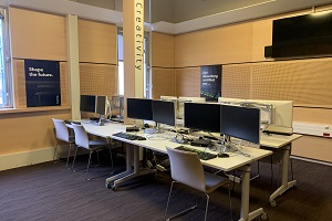 Vue sur plusieurs ordinateurs dans la salle des marchés d'HEC Paris Learning Center. View on several computers in the trading room of HEC Paris Learning Center. 