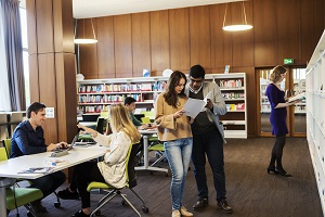 Des usagers en train de lire et d'étudier dans une salle de travail du Learning Center. Users reading and studying in a Learning Center workroom.