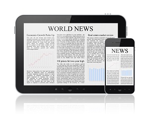 Une tablette et un smarphone sur lesquels figurent un journal électronique "World news". A tablet and a smarphone with an electronic newspaper "World news". 