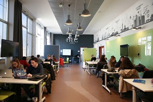 Vue sur une salle du Learning Center d'HEC Paris dans laquelle des usagers sont en train de travailler. View of a room in the Learning Center of HEC Paris where users are working. 