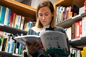 Des usagers en train de regarder un ordinateur dans une des salles de travail du Learning Center d'HEC Paris. Users looking at a computer in one of the workrooms of the Learning Center of HEC Paris.