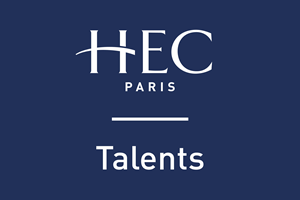 Des usagers en train de regarder un ordinateur dans une des salles de travail du Learning Center d'HEC Paris. Users looking at a computer in one of the workrooms of the Learning Center of HEC Paris. 