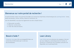 Des usagers en train de regarder un ordinateur dans une des salles de travail du Learning Center d'HEC Paris. Users looking at a computer in one of the workrooms of the Learning Center of HEC Paris. 