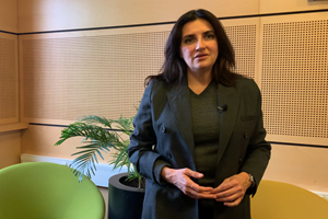 Vue sur une salle de classe avec un professeur et des étudiants. View of a classroom with a teacher and students. 
